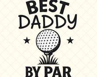 Könnte beinhalten: Schwarz-weißes Grafikdesign mit dem Text "BEST DADDY BY PAR" und einem Golfball auf einem Tee. Zwei schwarze Sterne flankieren den Golfball. Das Design befindet sich auf einem cremefarbenen Hintergrund.