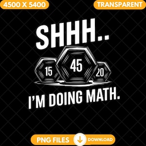 以下が含まれることがあります： 「SHHH... I'M DOING MATH.」というテキストが書かれた白黒のグラフィックデザイン。15、45、20の数字が書かれたウェイトプレートが3枚表示されています。
