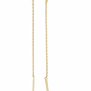 Könnte beinhalten: Goldfarbene Kronenohrringe mit hängenden Ketten. Jeder Ohrring hat ein kleines Kronendesign mit klaren Edelsteinen. Die Ketten verlaufen nach unten und enden in einem geraden Stab.