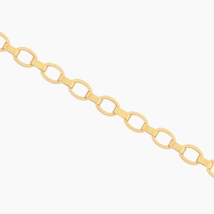 Könnte beinhalten: Eine goldfarbene Halskette bestehend aus einer Reihe gleichmäßiger, ovaler Glieder, die durch kleine, flache, rechteckige Metallstege verbunden sind. Die Kette verläuft diagonal durch das Bild und zeigt ein konsistentes, sich wiederholendes Muster.