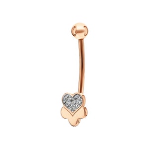 Könnte beinhalten: Ein Bauchnabelpiercing aus Roségold mit einem klaren herzförmigen Anhänger, der mit kleinen Diamanten besetzt ist.