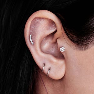 Sparkly Floral Cluster Diamond Piercing, 14K Gold Flower Surface Tragus Piercing,Fairy Round Ball Stud, Conch Piercing, Gift For Her.