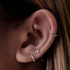 Brinco Huggie Estrela em Ouro 14K | Piercing em formato de argola com um único diamante em forma de estrela | Arco pequeno para Hélix, Tragus, Rook | Presente para Mulheres | Cushionbluellc.