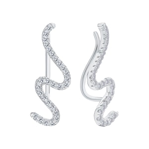 Könnte beinhalten: Ein Paar silberne Ohrclips mit wellenförmigem Design. Die Ohrclips sind mit kleinen, klaren Zirkonia-Steinen verziert.