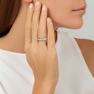 Anello in smalto bianco con diamanti, anello in smalto a tripla fascia, fascia impilabile in oro 14k, anello personalizzato - fascia da donna - regalo di compleanno personalizzato