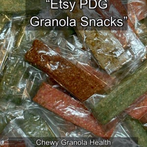 Może przedstawiać: Asortyment indywidualnie pakowanych baton&oacute;w granola w r&oacute;żnych kolorach, w tym czerwonym, zielonym i brązowym. Obraz zawiera tekst: "Search Etsy PDG Granola Snacks" i "Chewy Granola Health Protein Bars-Creatine Bars-Snack Bars -Vegan Bars-40 Flavors-Free Shipping."