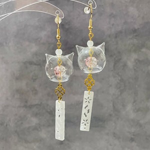 Boucles d'oreilles carillon éolien chat japonais, porte-bonheur, amoureux des chats, furin en verre fait main, cadeau japonais, cadeau de bijoux d'anniversaire pour la Saint-Valentin pour ses femmes