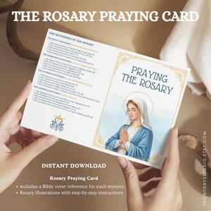 Könnte beinhalten: Rosenkranz-Gebetskarte mit dem Text "The Rosary Praying Card" oben. Die Karte zeigt eine Illustration der Jungfrau Maria und enthält die Geheimnisse des Rosenkranzes. Die Worte "Praying the Rosary" stehen ebenfalls auf der Karte.