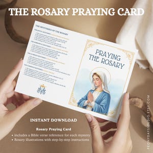 Può includere: Un biglietto pieghevole bianco intitolato THE ROSARY PRAYING CARD con un'illustrazione della Vergine Maria in veste blu con le mani giunte in preghiera. Il biglietto elenca i misteri gaudiosi, dolorosi, gloriosi e luminosi con riferimenti biblici.