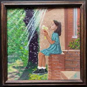 Niña en el porche soplando un ramo de dientes de león, pintura al óleo sobre cartón enmarcado, tamaño total con marco de madera 28 x 28 cm (11 x 11").