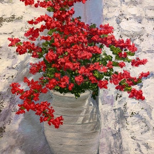 Può includere: Un dipinto di un vaso di ceramica bianca pieno di fiori rosso vivo su uno sfondo bianco testurizzato. La firma dell'artista, "Maslova E", è visibile in basso a sinistra.