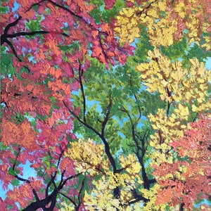 Può includere: Un dipinto che rappresenta una scena di bosco con alberi in varie tonalità di verde, giallo e rosso. Gli alberi sono dipinti in uno stile sciolto e impressionistico, con pennellate visibili. Il cielo è di un azzurro chiaro.