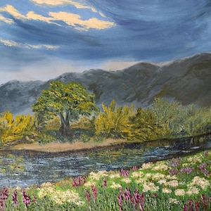 Rivier in de bergen, bloemenweide, na de regen, oliemuurkunstwerk op karton, afmeting 32,5 x 25,5 cm (12,5 x 10")