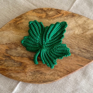 Gehäkeltes Ahornblatt für den Herbst Dekor. Einzigartiges Geburtstagsgeschenk und Weihnachtsgeschenkidee. Handgemachte so tun, als ob spielen Montessori Spielzeug für Kinder.