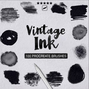 Op de afbeelding: Een afbeelding met een verzameling zwarte inktkwaststreken en texturen. De woorden "Vintage Ink" worden weergegeven in een vet, handgeschreven lettertype, met de tekst "100 Procreate Brushes" eronder. Er is ook een witte stylus aanwezig.