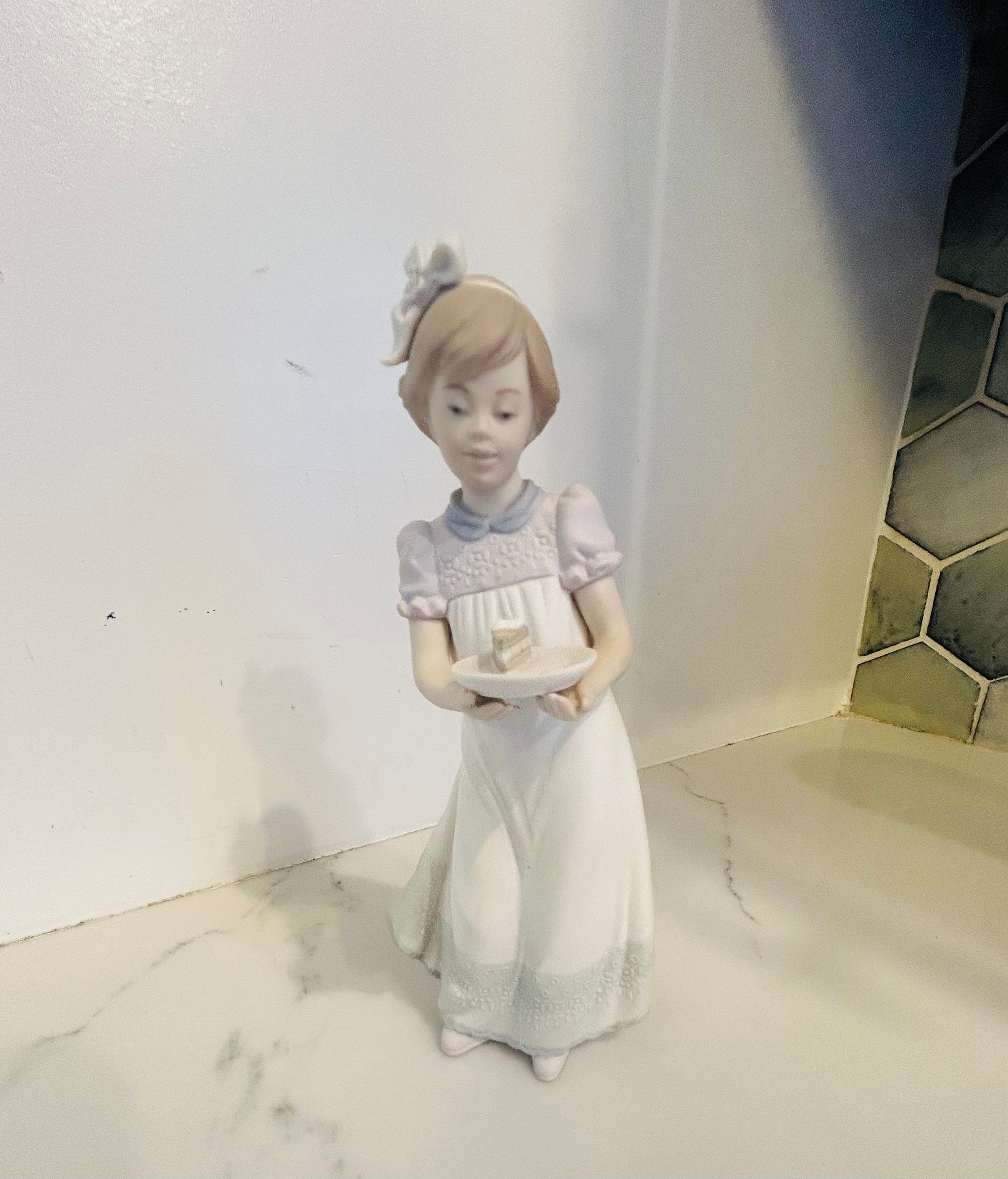 Vintage LLADRÓ Happy Birthday Figurine #5429, 8