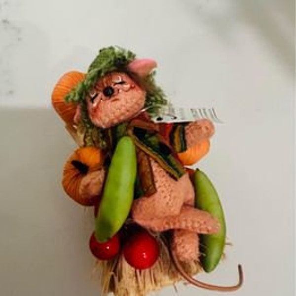 Annalee 3" Afternoon Nap Mouse with Vegetables - new with Tags