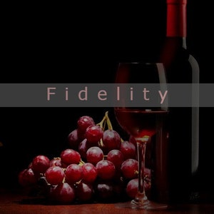 Könnte beinhalten: Ein Glas Rotwein und eine Flasche Rotwein mit einer Traube roter Weintrauben im Vordergrund. Der Text "Fidelity" wird über dem Wein angezeigt.