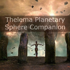 Puede incluir: Una escena de fantasía con una gran esfera brillante en el fondo. La esfera está rodeada por cuatro grandes manos de piedra. Una figura con un atuendo rojo y blanco se encuentra frente a las manos. El texto "Thelema Planetary Sphere Companion" se muestra en la parte superior de la imagen.