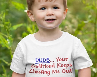 Amigo... ¡Tu novia no deja de mirarme! Camiseta infantil divertida, camiseta infantil humorística, camisetas divertidas, regalo para niño