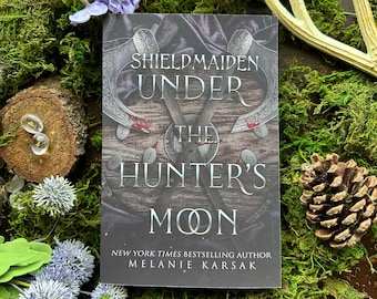 Shield-Maiden: Under the Hunter's Moon, Signiertes Taschenbuch, Second Edition