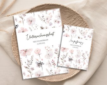 Könnte beinhalten: Zwei weiße Notizbücher mit floralen Mustern und Text. Das größere Notizbuch trägt die Aufschrift "Untersuchungsheft" und das kleinere "Impfpas". Beide tragen den Namen "Nele Schmidbauer" und das Datum "15.08.2025".