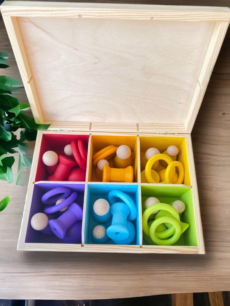 DiDibox, scatola in legno con bambola, fuselli, anelli, pallina. Gioco Montessori, gioco di smistamento immagine 3