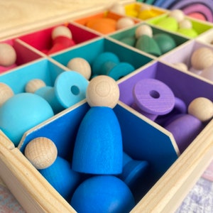 DiDibox, scatola in legno con bambola, fuselli, anelli, pallina. Gioco Montessori, gioco di smistamento immagine 7