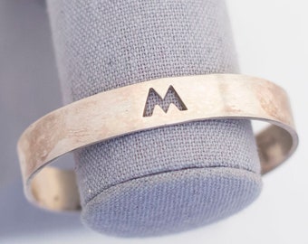 vintage Lettre « M » Silver Tone Minimalist Cuff Bracelet 7 pouces par Lazuli - T8