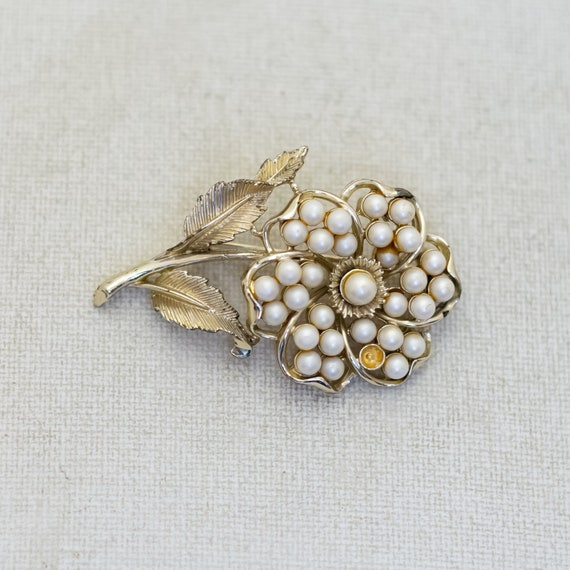 Vintage White Faux Pearls Gold Tone Intricate Flo… - image 1