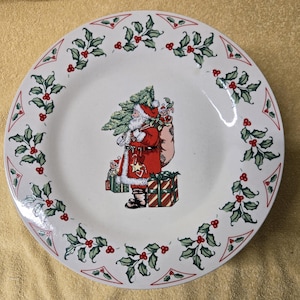 7 Gibson Santa Claus Holly Berry Dinner Plate Set Xmas Tree Holly Presents