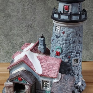 2001 Santa&#39;s Workbench Collection Victorian Series Lighted Greystone Lighthouse