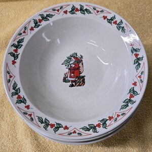 5 Gibson Santa Claus Holly Berry Rimmed Soup Bowl Set Xmas Tree Holly Presents