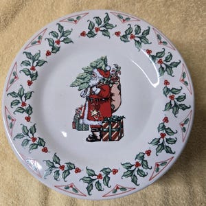 8 Gibson Santa Claus Holly Berry Salad Plate Set Xmas Tree Holly Presents
