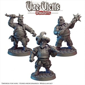 Puede incluir: Tres miniaturas grises de ogros mercenarios. Una figura sostiene un garrote con púas en alto, otra una maza y la tercera una espada. Las miniaturas están sobre bases circulares. El texto "Swords for Hire: Ogres Mercenaries - Modular Set" está en la parte inferior.