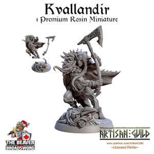 Puede incluir: Miniatura de resina detallada de una figura de guerrero, sosteniendo un hacha grande, con armadura intrincada y una capa fluida. La figura está posada dinámicamente sobre una base esculpida. La imagen incluye el texto "Kvallandír" y "1 Premium Resin Miniature".