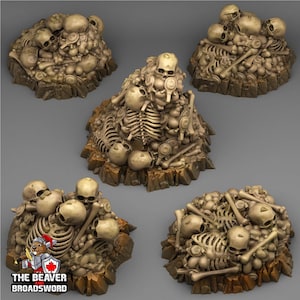 Puede incluir: Varias piezas de terreno en miniatura de color beige, cada una representando una pila de calaveras y huesos. Estas piezas están diseñadas para juegos de mesa, con estructuras esqueléticas detalladas y una base rocosa. El logotipo de Beaver Broadsword es visible.