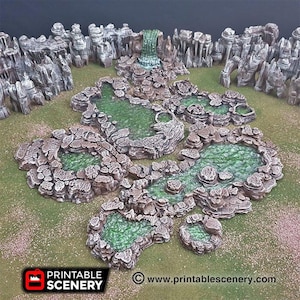 Puede incluir: Un detallado conjunto de terreno para juegos de mesa con formaciones rocosas, cascadas y charcos de agua. El terreno es principalmente gris y marrón, con agua verde y una base de hierba verde. El conjunto incluye el texto "Printable Scenery" y una dirección web.