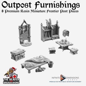 Puede incluir: Un conjunto de ocho piezas de resina gris en miniatura para puestos fronterizos. El conjunto incluye una cama, una mesa, cofres y otros muebles. El texto "Outpost Furnishings" y "The Beaver Broadsword" son visibles.