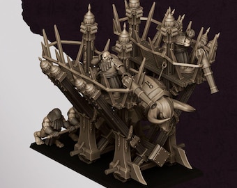 Könnte beinhalten: Ein graues Miniaturmodell aus Kunstharz mit der Aufschrift HIGHLANDS MINIATURES, das eine von Figuren gezogene Belagerungsmaschine zeigt. Die Struktur umfasst eine zentrale Kanone mit Stierkopf, Holzplattformen und Türme.