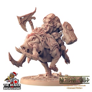 Könnte beinhalten: Eine Miniaturfigur eines Zwergs, der auf einem Eber reitet, beide in hellbrauner Farbe bemalt. Der Zwerg hält einen Schild und eine Axt. Der Eber hat Stoßzähne und einen grimmigen Ausdruck. Die Figur steht auf einem runden Sockel.