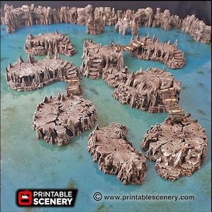 Puede incluir: Un conjunto de islas rocosas impresas en 3D con puentes que las conectan. Las islas están pintadas de color marrón claro y tienen una superficie texturizada. El agua está pintada de color azul claro. Las islas están diseñadas para su uso en juegos de mesa.