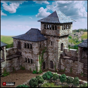 Pode incluir: Um modelo detalhado de uma torre de pedra com um telhado de telhas cinzas, apresentando várias janelas e uma passarela de madeira. A torre faz parte de uma estrutura de castelo maior, com paredes de pedra e hera crescendo nas laterais.