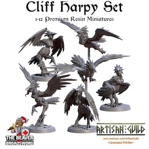 Puede incluir: Un conjunto de 1-12 miniaturas de resina premium de Arpías del Acantilado. Las figuras presentan alas detalladas y rasgos aviares. El texto "Cliff Harpy Set" y el logotipo "The Beaver Broadsword" son visibles.