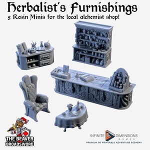 Puede incluir: Un conjunto de cinco miniaturas de resina para una tienda de alquimista. El conjunto incluye un escritorio, estanterías, una silla, una mesa y un mostrador. El texto "Herbalist's furnishings" y "5 Resin Minis for the local alchemist shop!" son visibles.