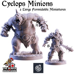 Puede incluir: Dos miniaturas de cíclopes. El cíclope más grande tiene un solo ojo, un cuerno puntiagudo y una cadena alrededor del cuello. El cíclope más pequeño sostiene un arma con púas. El texto dice "Cyclops Minions" y "2 Large formidable Miniatures".