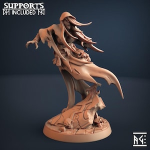 Puede incluir: Figura impresa en 3D de una figura espectral con una capa hecha jirones, con cabello suelto y una expresión con la boca abierta. La figura está sobre una base de piedra con detalles de calaveras. Las palabras "SUPPORTS INCLUDED" están impresas en la parte superior.