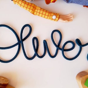 Nomi e parole personalizzati in filo di cotone lavorato a maglia / Targa monogramma lavorata a maglia / Regalo per baby shower / Arte murale personalizzata / Regali per bambini / Regalo di compleanno