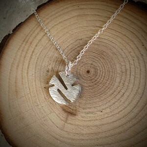 Lijngehamerd en gesneden 925 zilveren cirkelhanger