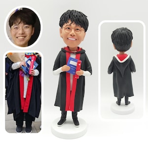 Custom bobbleheads, custom graduate bobbleheads, custom girls bobbleheads, custom graduation souvenir gifts for graduating seniors